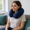 Cuscino ergonomico da viaggio per il collo a forma di U, indossato, vista posteriore