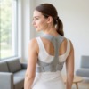 Raddrizza Schiena per Donne, Uomini e Bambini, indossato, vista posteriore Raddrizza Schiena per Donne, Uomini e Bambini, indossato, vista posteriore