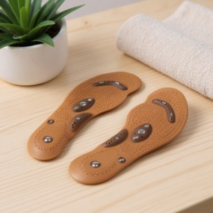 Magnetyczne wkładki modelujące sylwetkę na drewnianym stole Magnetiche solette modellanti per la figura su un tavolo di legno