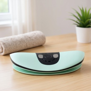 Masażer Wibracyjny na Plecy Smart Lumbar Pro na drewnianym stole Massaggiatore Vibrante per la Schiena Smart Lumbar Pro su tavolo in legno