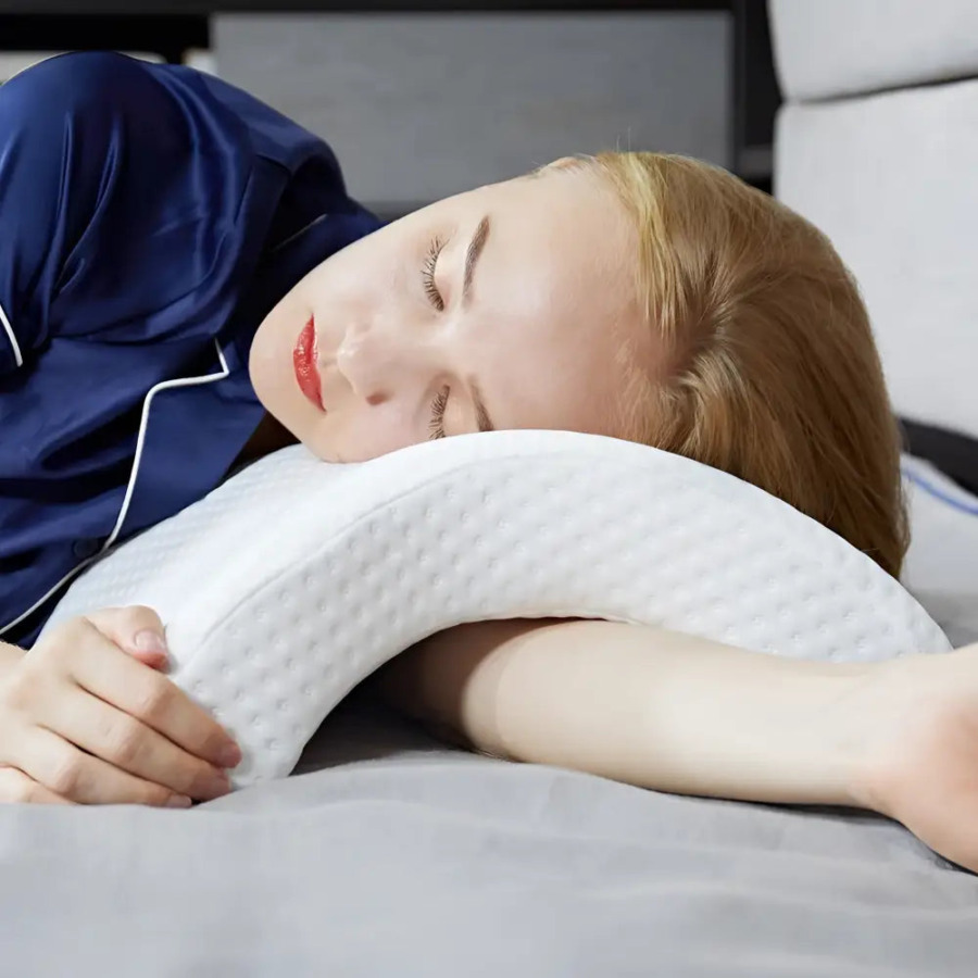Cuscino in memory foam dalla forma curva per il braccio
