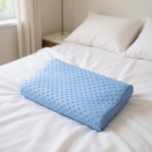 Cuscino in memory foam per il tratto cervicale, perfetto per il letto in camera da letto. Cuscino in memory foam per il tratto cervicale, perfetto per il letto in camera da letto.