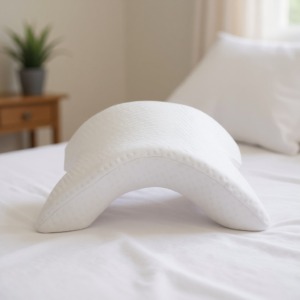 Cuscino in memory foam dalla forma curva, da posizionare sotto il braccio a letto, in camera da letto. Cuscino in memory foam dalla forma curva, da posizionare sotto il braccio a letto, in camera da letto.