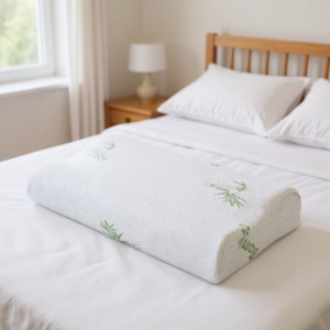 Poduszka z pianką memory z bambusowym pokrowcem na lozku w sypialni Cuscino in memory foam con federa in bambù per il letto in camera da letto