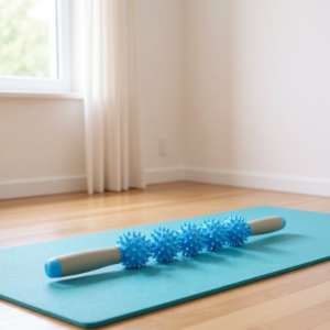 Wałek do masażu pleców z akupresurą na macie do jogi Rullo per massaggio alla schiena con acupressione su tappetino per yoga